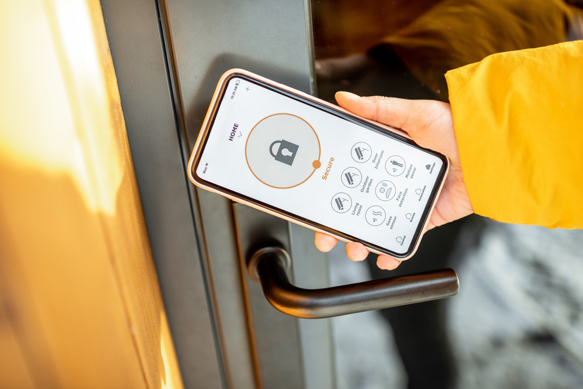 Porta de entrada trancada através do smartphone com fechadura inteligente